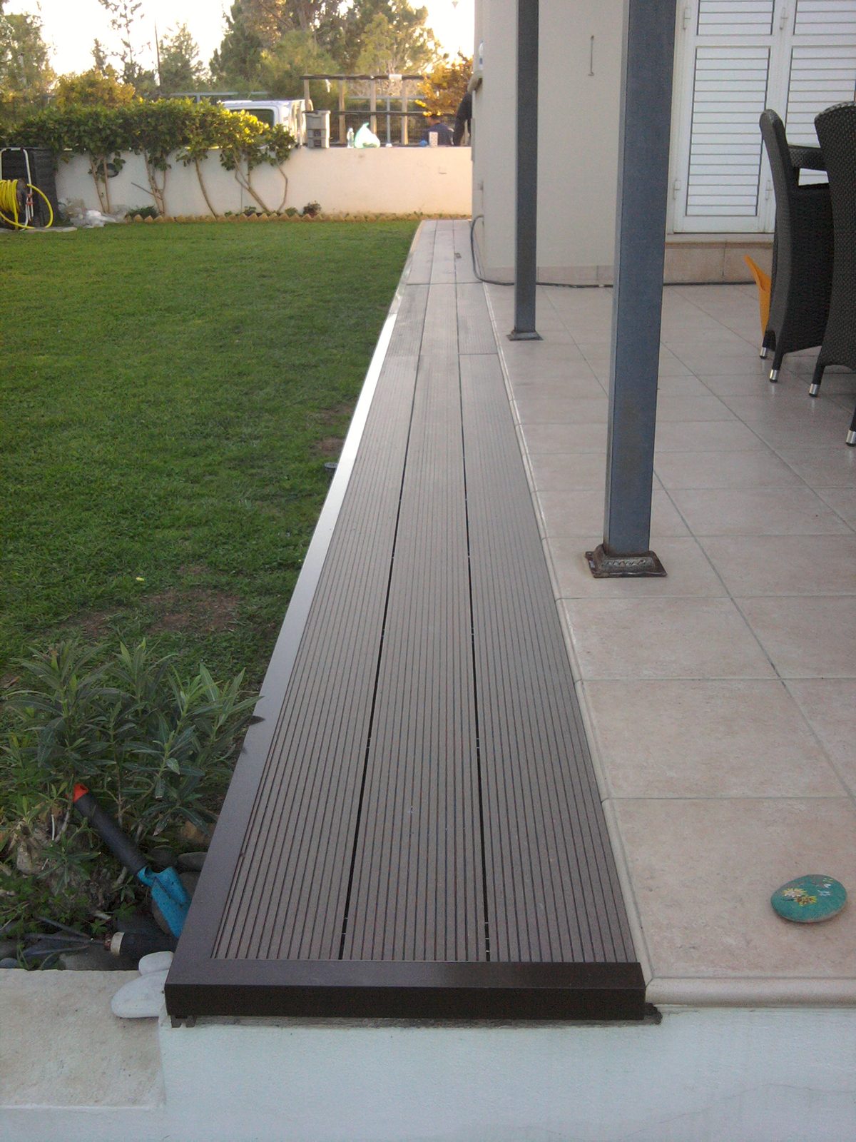 Horizontal slat aluminium fence along a garden edge