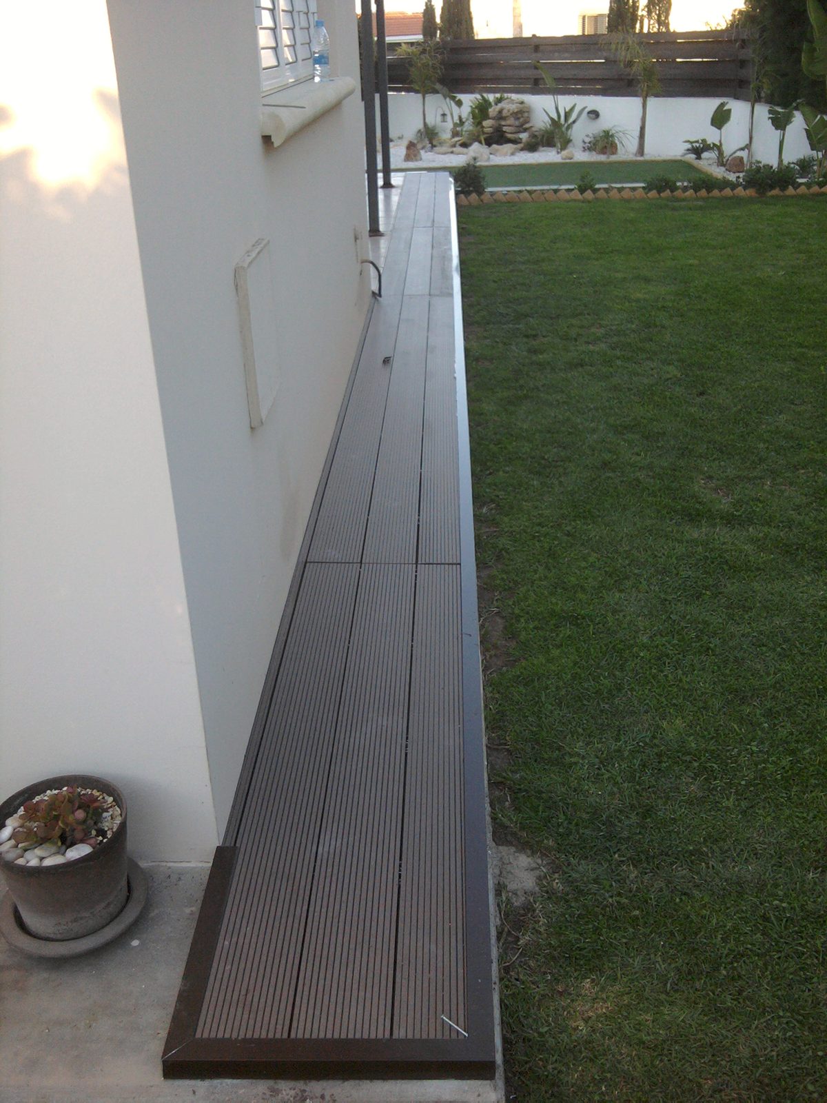 Slat fence returning along the side passage