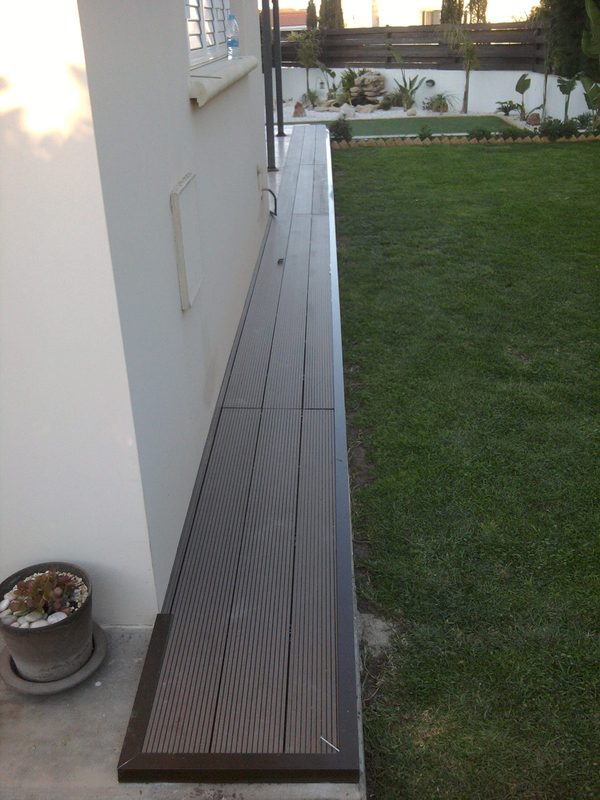 Slat fence returning along the side passage