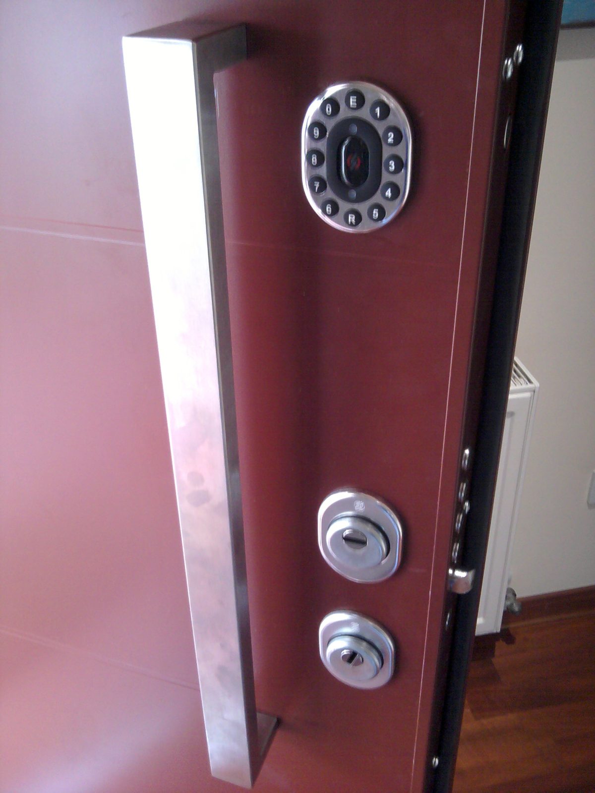Armoured cylinder and hardware detail