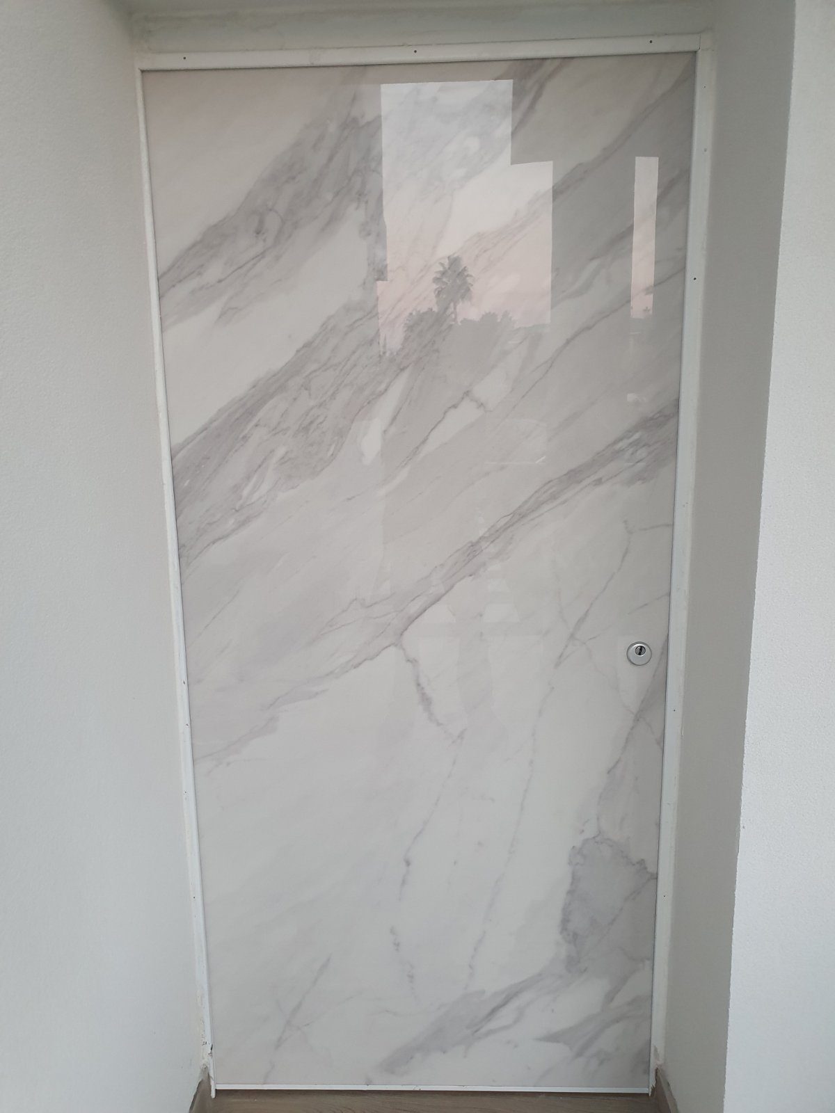 Marble-effect surface, full height