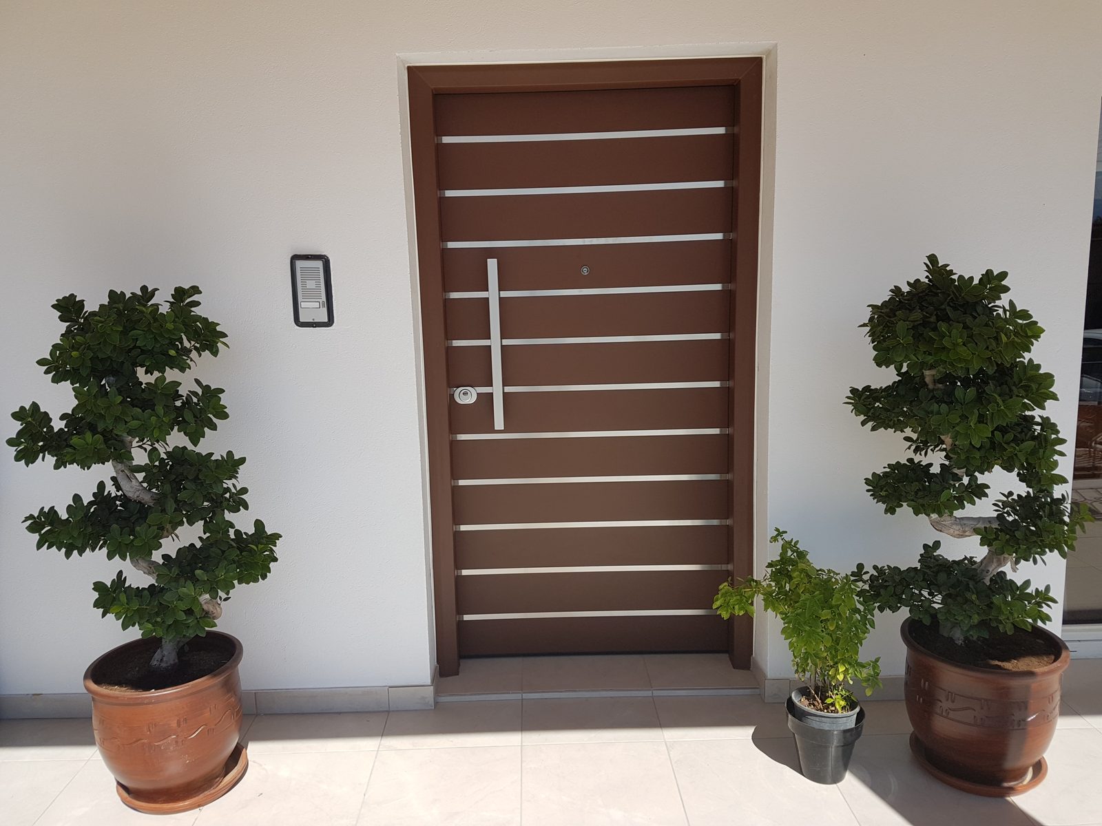 Grooved timber leaf, planted entrance