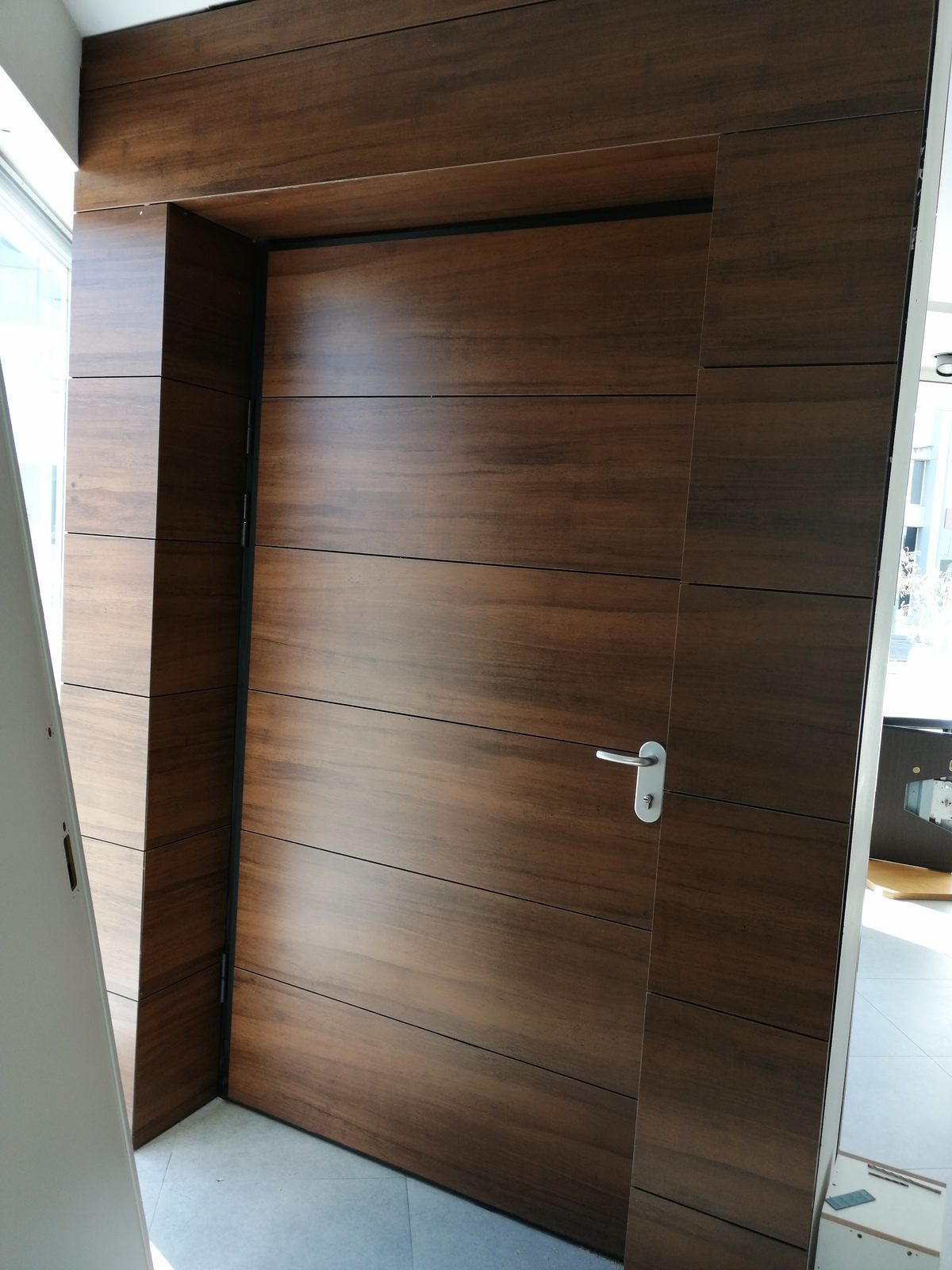 Horizontal walnut boards, concealed handle